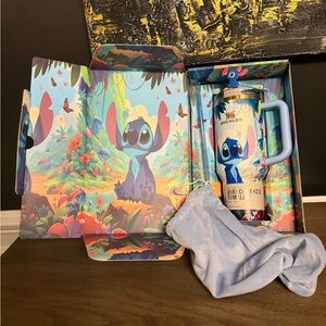 Stanley Quencher H2.0 Tumbler with Blue Stitch Design 40oz